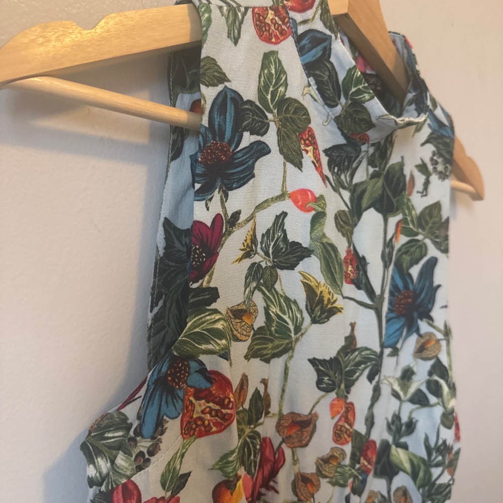 TOPSHOP floral print on a light blue background, mock neck tank blouse - Picture 5 of 7
